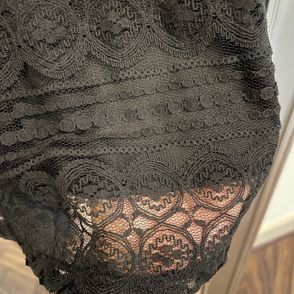 Laundry by Shelli Segal lace top w/attached shell - Picture 3 of 4